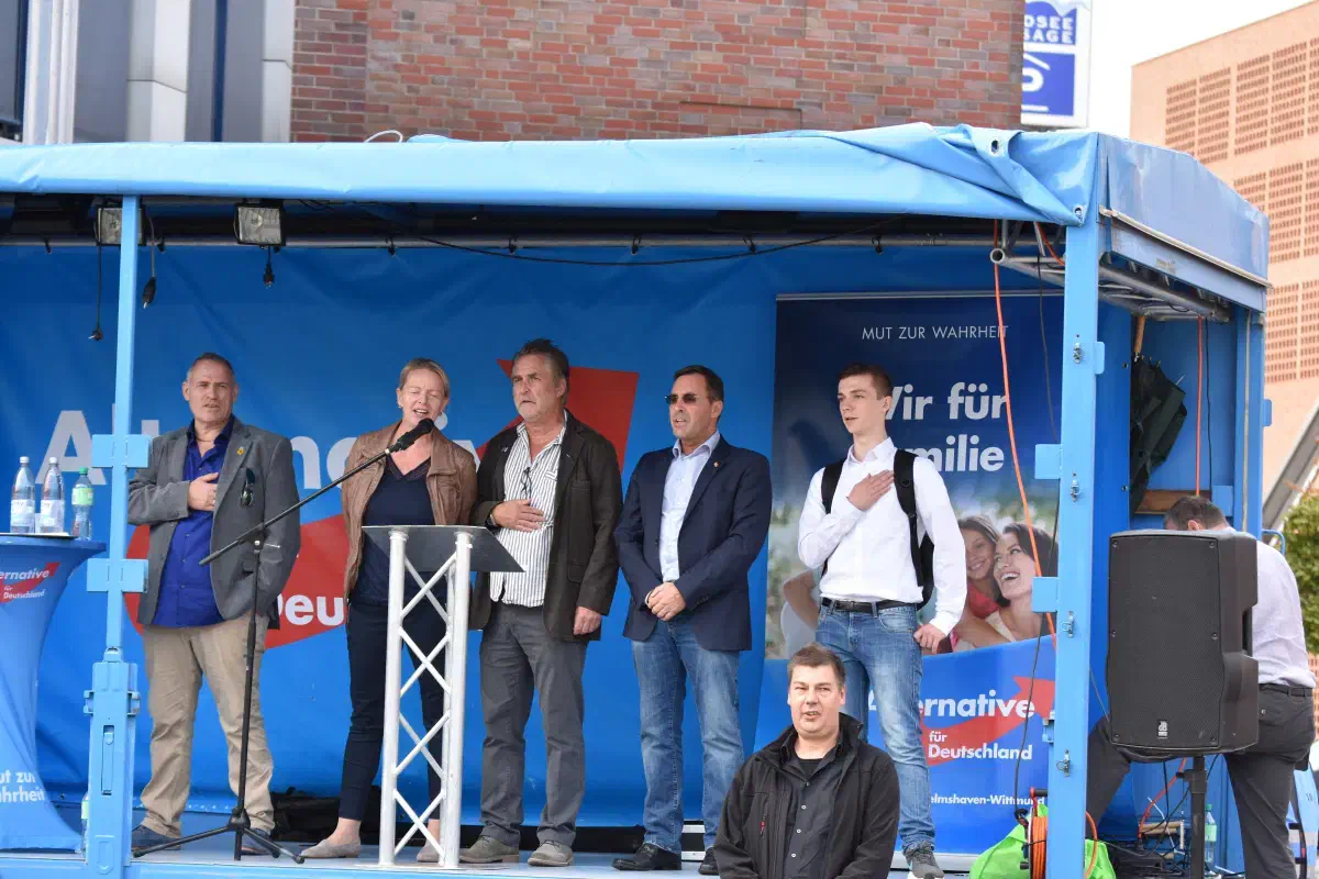 Bevor Achim Postert die Demo für beendet erklärte, durften nochmal alle zusammen die Nationalhymne singen.