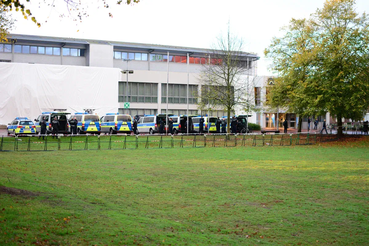 Bereits in den frühen Morgenstunden riegelte ein Großaufgebot der Polizei den Veranstaltungsort ab.