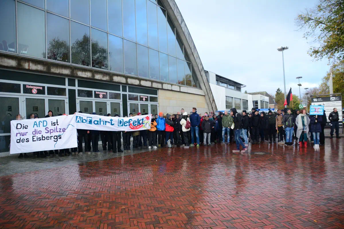 An allen drei Zugängen zur Weser-Ems-Halle kam es zu Blockaden. Zwischenzeitlich waren alle drei Zugänge blockiert.