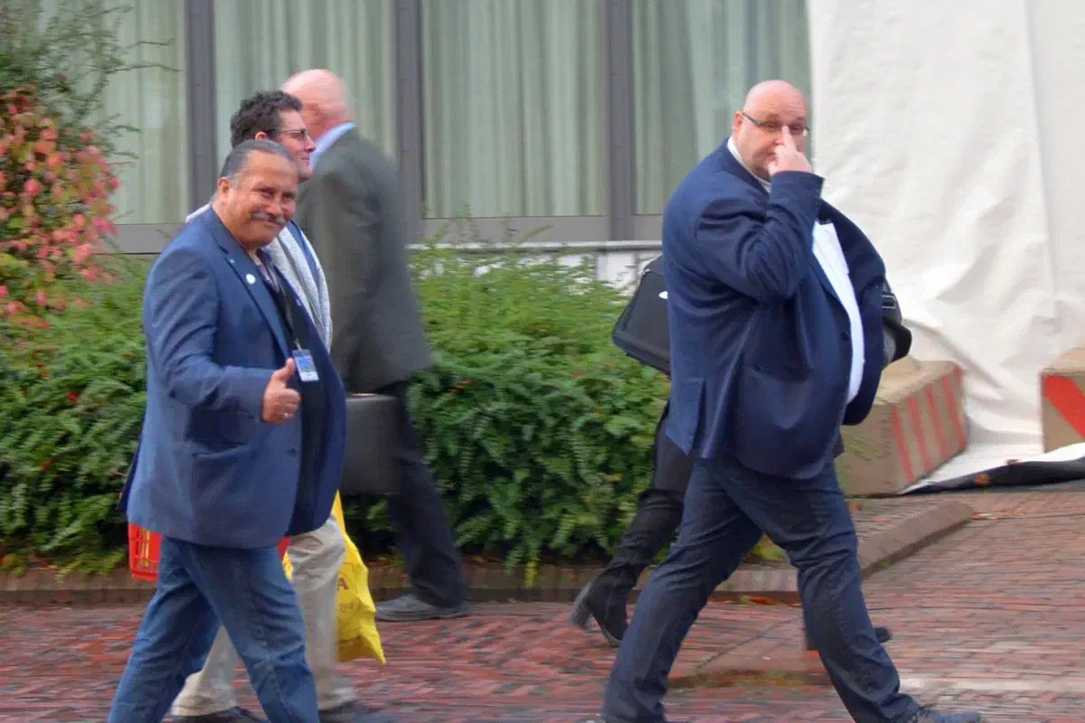 Führende Mitglieder der sogenannten „AfD-Initiativgruppe“ Wilhelsmhaven/Friesland. Diese Gruppierung zeichnet sich durch einen völkisch-nationalistischen Kurs und innerparteiliche Auseinandersetzungen aus. Die hier gezeigten Mitglieder können auf eine einschlägige Vergangenheit in einem lokalen PEGIDA-Ableger bzw. in einer „Bürgerwehr“ zurückblicken.