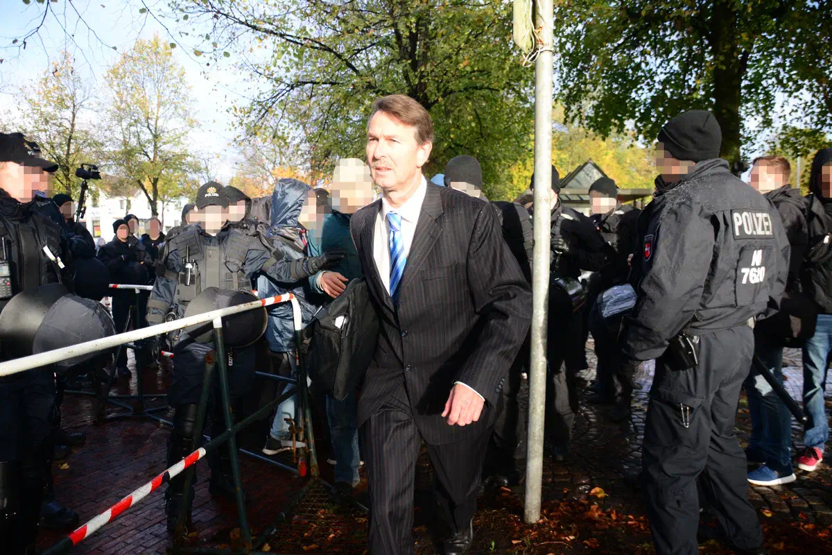 Zum Teil wurden Teilnehmer*innen des Parteitags von der Polizei durch die Blockaden geleitet.