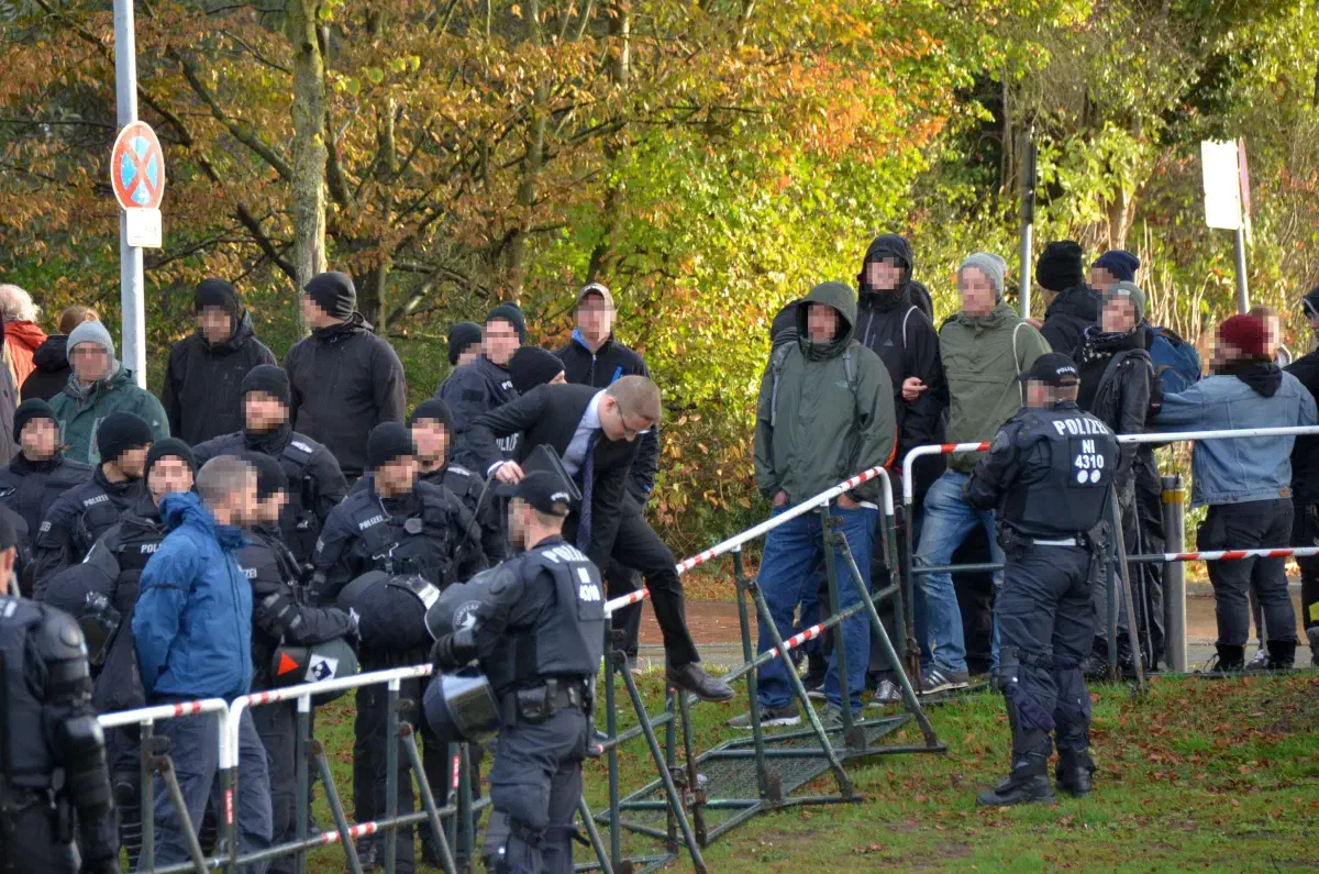 Nachdem sämtliche vorgesehene Zugänge zwischenzeitlich blockiert waren, mussten AfD-Mitglieder über die Absperrgitter klettern, um in die Weser-Ems-Halle zu gelangen.