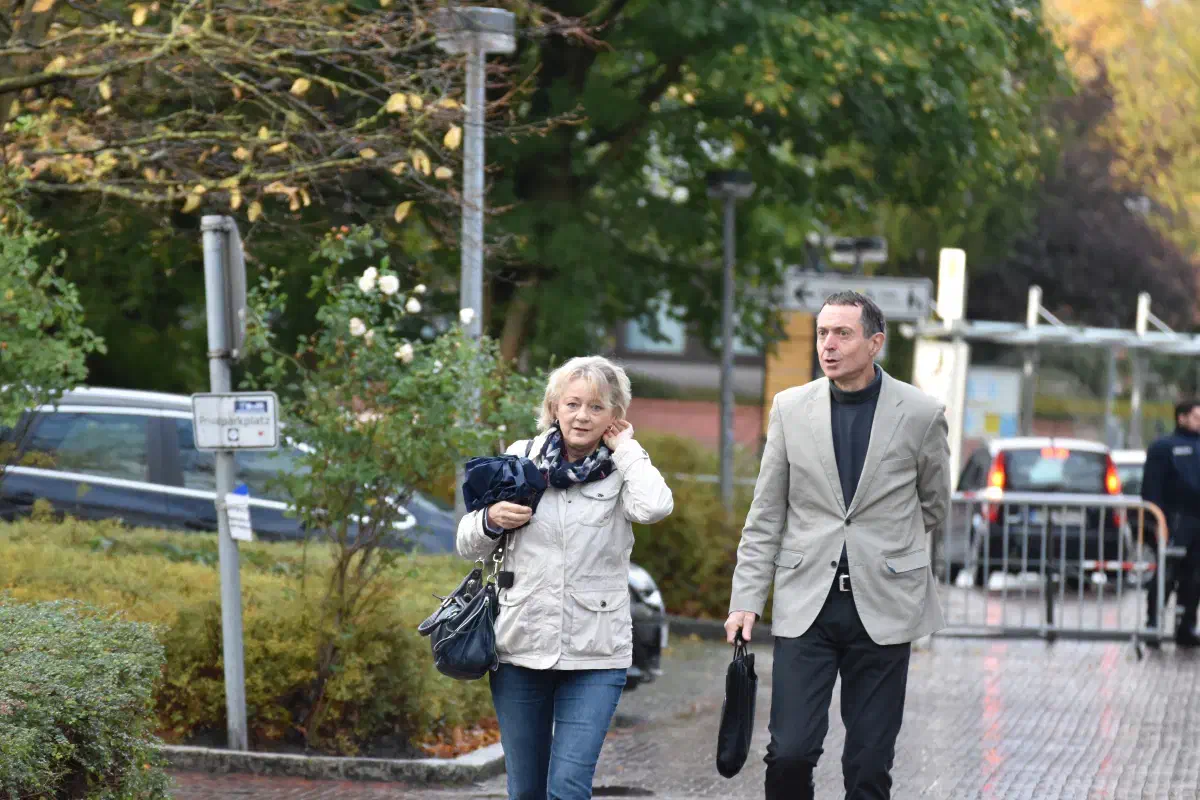 Rechts im Bild: Gerhard Vierfuß, ehemaliger Sprecher der AfD Oldenburg/Ammerland. Vierfuß gehört zum völkischen Flügel der Partei und vertritt als Rechtsanwalt die „Identitäre Bewegung“. Als völkischer Hardliner sitzt Vierfuß auch im niedersächsischen Landesschiedsgericht der Partei, in dem auch über Parteiausschlüsse entschieden wird.
