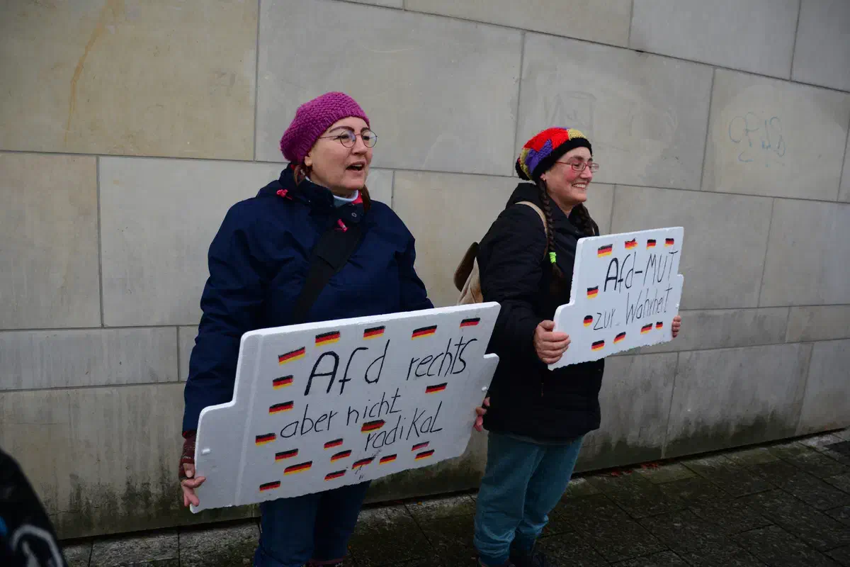 Am Rande des Parteitags zeigten sich zwei Personen, die sich mit der AfD solidarisierten.
