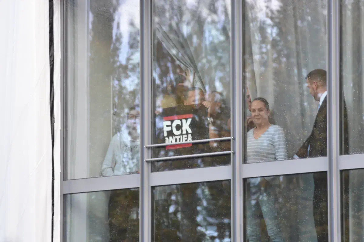 Am Fenster der Weser-Ems-Halle wurde ein Motiv gezeigt, das aus der Neonaziszene bekannt ist.