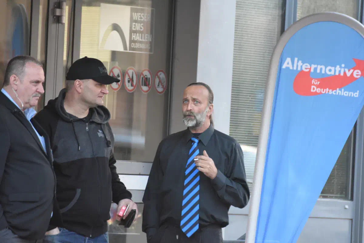 In der Bildmitte: Jens Schmit aus dem emsländischen Papenburg. Schmit war einer der Organisator*innen einer Demonstration des sogenannten „Frauenmarschs“ und der AfD gegen einen geplanten Moscheebau in Papenburg.