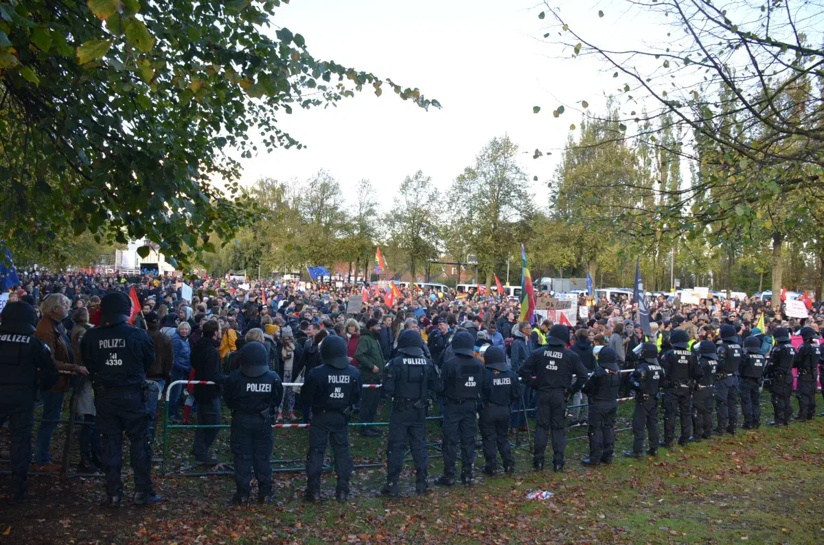 Am Nachmittag protestierten auf einer großen Bündnisdemonstration etwa 9000 Menschen gegen den Parteitag der AfD.