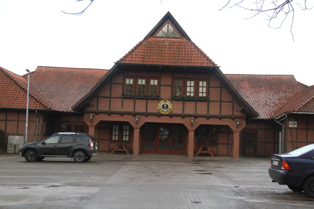 Der Veranstaltungsort der Weihnachtsfeier lag dann allerdings nicht – wie angekündigt- im Raum Nienburg  sondern in Bassum im Landkeis Diepholz, Iloffs Heimatregion.  Mit dem Betreiber der „Alten Schützenhalle“ fand die AfD einen Wirt Heiner Bomhoff, der seine Räume zur Verfügung stellen mochte.