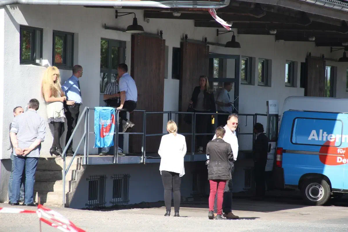 Bereits im Mai 2017 konnte die AfD Diepholz einen weiteren Raum von Bomhoff, den „Alten Bahnhof“ in Bruchhausen-Vilsen, für eine Vortragsveranstaltung nutzen. Nachdem es dort allerdings zu starkem Gegenprotest kam, wechselte die AfD Diepholz in eine weitere der Bomhoffschen Gaststätten,...