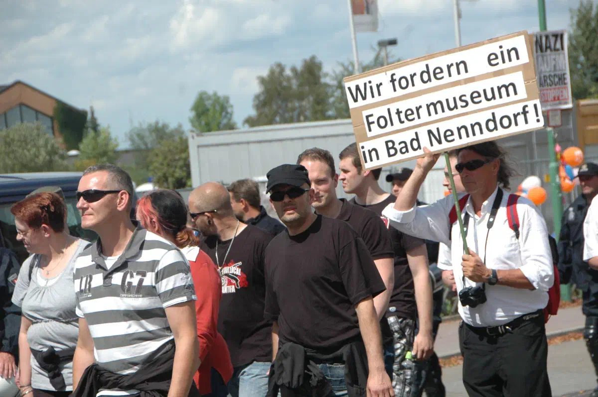 So war er mehrfach auf Landesparteitagen der NPD Niedersachsen vertreten, nahm mehrere Jahre am sogen. „Marsch der Ehre“ in Badnenndorf teil und besuchte auch die Hagida-Veranstaltungen in seiner Heimatstadt. Dabei trat er stets mit selbst entworfenen Plakaten auf, um seine Meinung deutlich zu vertreten.