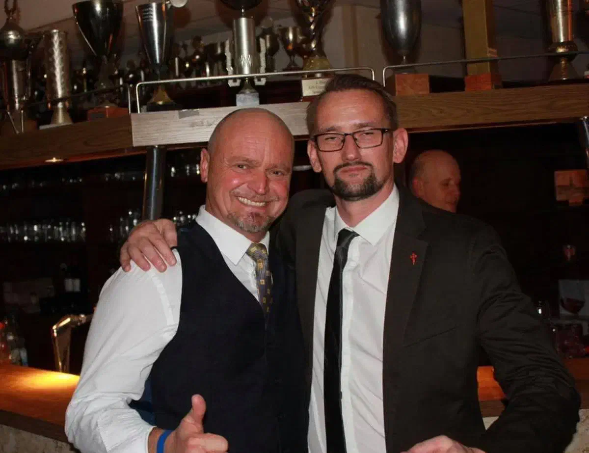 Dennis Augustin, Landessprecher der AfD Mecklenburg-Vorpommern,  (hier rechts im Bild) trat im September als Redner  auf einer „Merkel muss weg!“ -Kundgebung in Hamburg auf.  Nach Einschätzung des Hamburger Verfassungsschutzes (VS) wurde diese  (und andere) „Merkel-muss-weg“-Kundgebung von Rechtsextremen getragen.