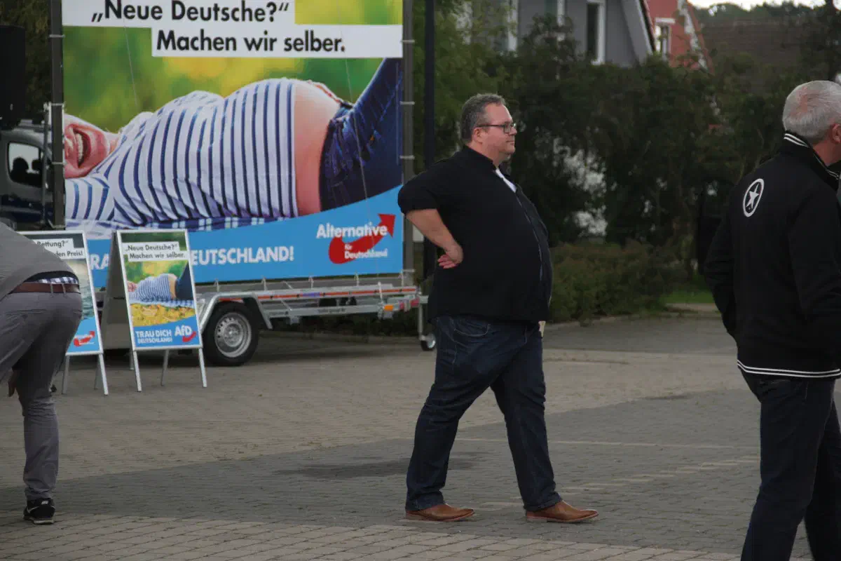 Genau wie Andreas Iloff gehört Harald Wiese als Schatzmeister  zu den Vorstandsmitgliedern der Vereine „Freundeskreis Deutschland e.V.“ und „Auehof e.V.“ Wiese  (hier bei einer AfD-Kundgebung in Stuhr 2017) ist AfD- Pressesprecher und Kandidat bei der bevorstehenden Landratswahl. Er war zeitweilig stellvertretender Landesvorsitzender der Republikaner  in Bremen und saß für diese Partei im Stadtteilbeirat Gröpelingen. 