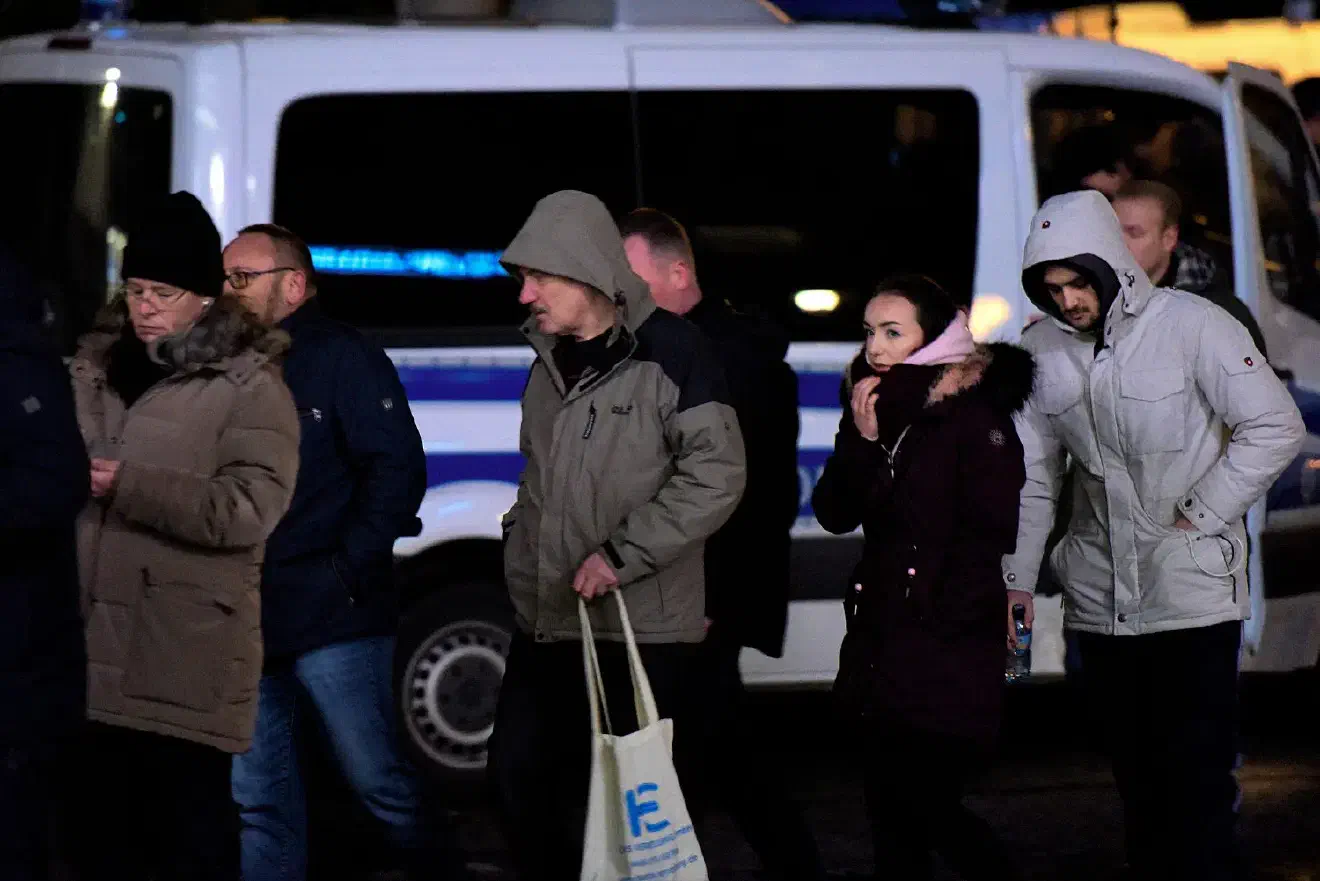 Zu der Mahnwache aufgerufen hatte ein sogenanntes Aktionsbündnis "Demokraten gegen Gewalt". Hinter dem illustren Namen und der "überparteilichen Zusammensetzung" verbarg sich zum überwiegenden Teil die Bremer AfD.