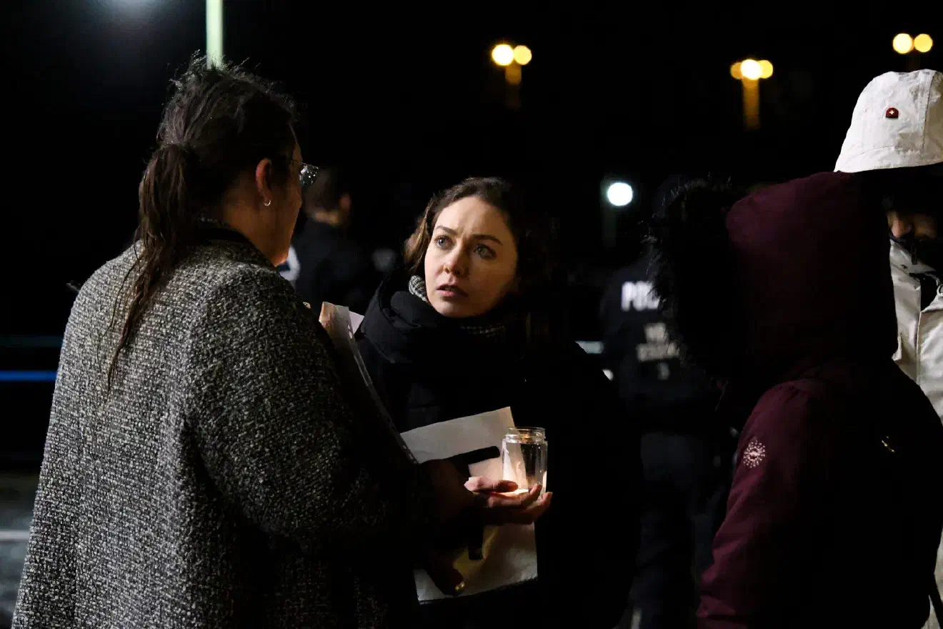 Begleitet von Gegenprotesten versammelten sich etwa 20 Personen am Bremer Goetheplatz.