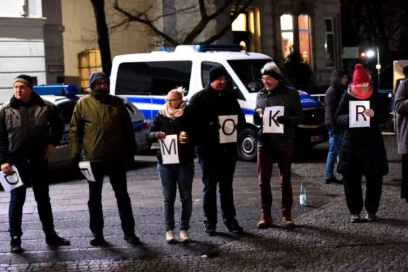 Die Mahnwache des "Aktionsbündnisses" wurde gegen 19:45Uhr für beendet erklärt. Etwa 550 Gegendemonstrat*innen begleiteten lautstark die Veranstaltung.