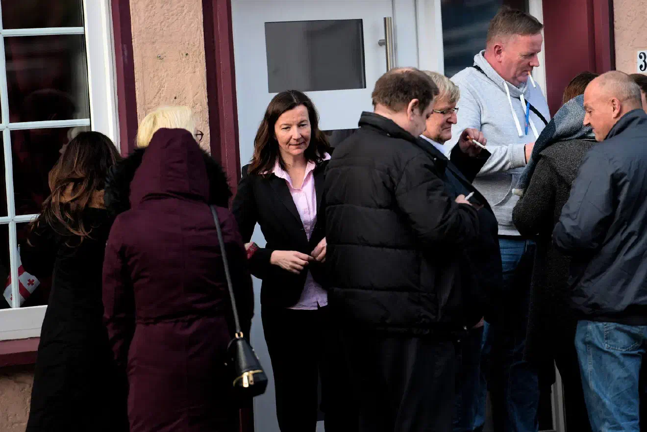 Zur Absicherung seiner Interessen habe Magnitz mehrere Familienmitglieder zum Parteitag gebracht, um "ein sicheres Wahlergebnis" zu erzielen. Unter den Anwesenden war auch die Anmelderin des Aktionsbündnis "Demokraten gegen Gewalt" (Bildmitte) welche eine Woche zuvor eine Mahnwache in Bremen veranstalte. 