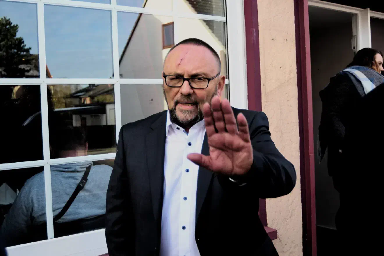 Magnitz besitzt derzeit ein Bundestagsmandat. Er wolle dieses bei einem möglichen Einzug in die Bremer Bürgerschaft nicht abgeben sondern behalten und beide Ämter ausüben. Einen wohl möglichen Interessenkonflikt sehe der AfD-Landeschef dabei nicht.