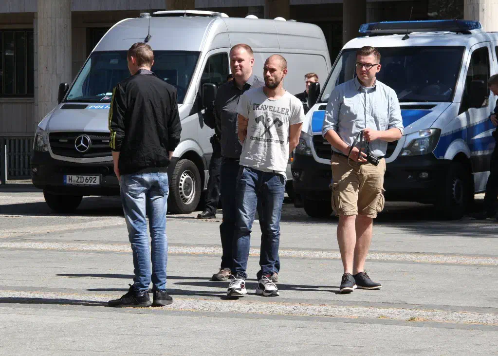 Da sich am Kundgebungsort keine weiteren  Teilnehmer*innen mehr einfanden, hieß es für die Truppe um Ronny Zasowsk und Sebastian Weidler  auf Verstärkung  von auswärts zu warten.
