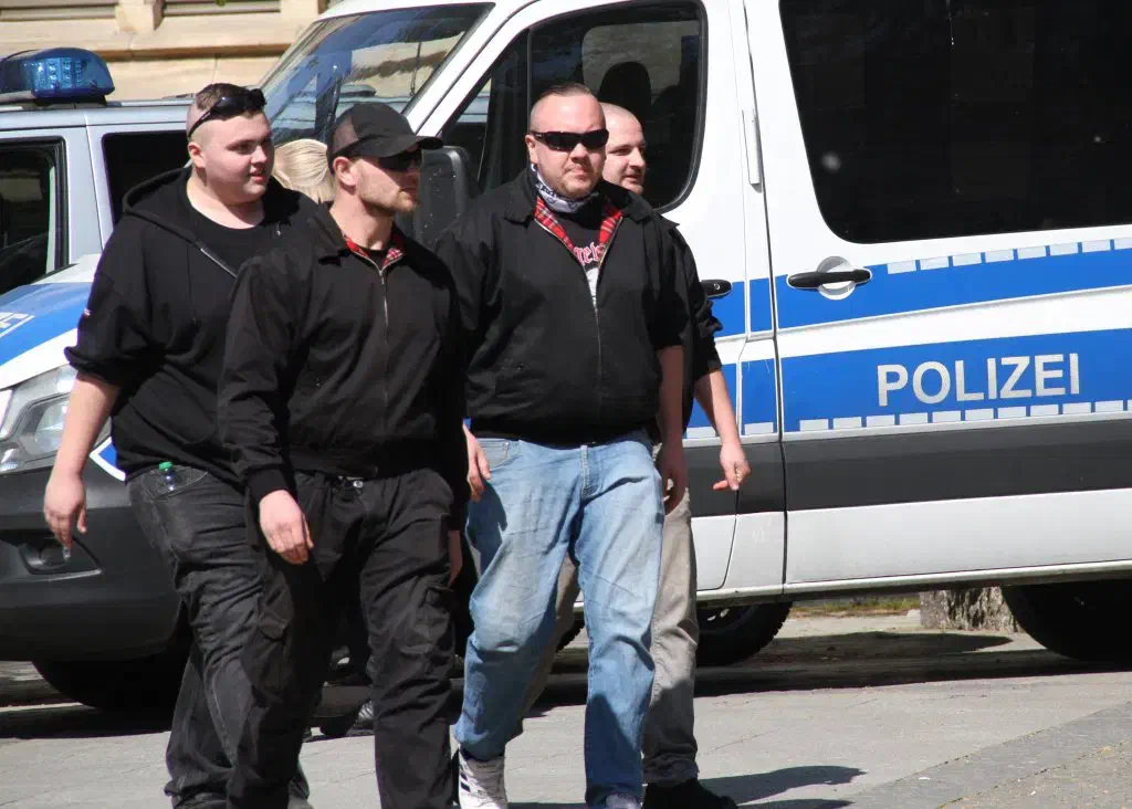 Diese Verstärkung kam etwa eine Stunde nach dem eigentlich angesetzten Kundgebungsbeginn. Vier Mitglieder der "Kameradschaft Einbeck" um Maurice Brosenne, die auch schon in Göttingen als "Transparenthalter" ausgeholfen hatten,  ermöglichten dann endlich den Beginn der Kundgebung.