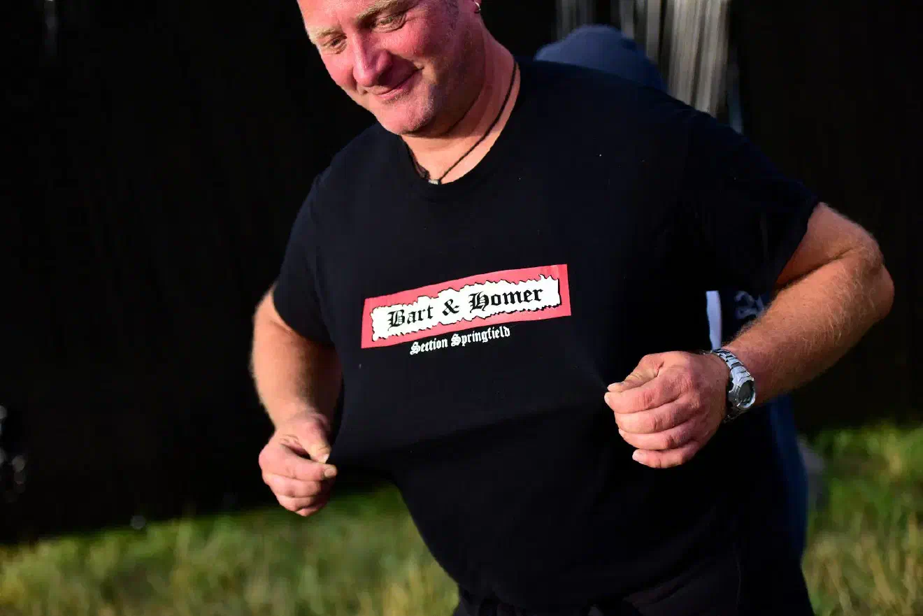 Die Neonaziszene nutzt die Symbolik, Zahlencodes und Abwandlungen der Anfangsbuchstaben um trotz des Verbotes auf B&H anspielen. (Hier eine Variante am 15.07.2018 im thüringischen Themar)