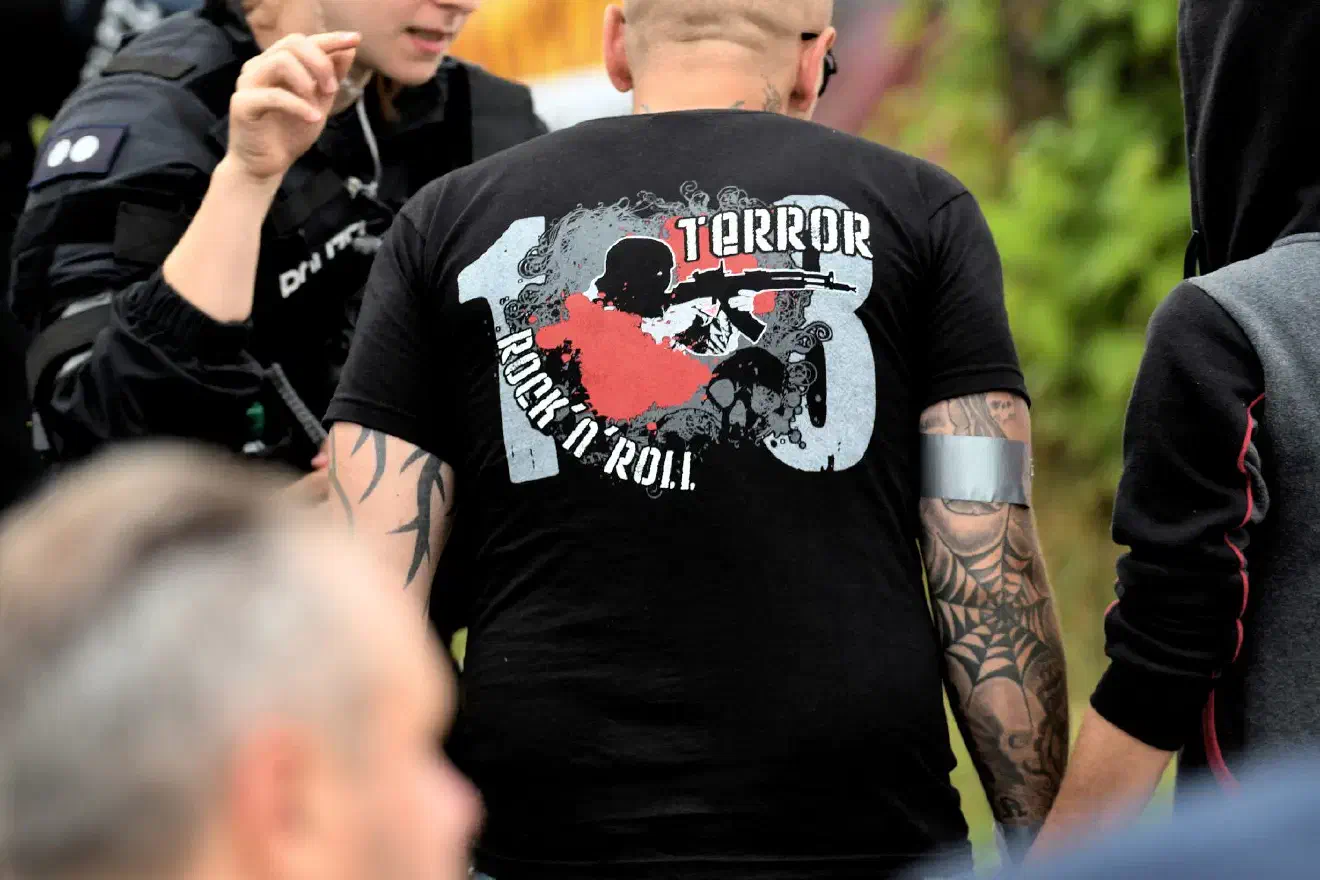 Der Bezug zu "Blood & Honour" manifestierte sich in Ostritz auch aus der Anwesenheit von Aktivisten der Neonazigruppierung "Combat 18" (C18), welche als bewaffneter Arm von B&H in Erscheinung tritt und die Politik der Organisation ma ßgeblich mitbestimmt. (Ostritz 2019)