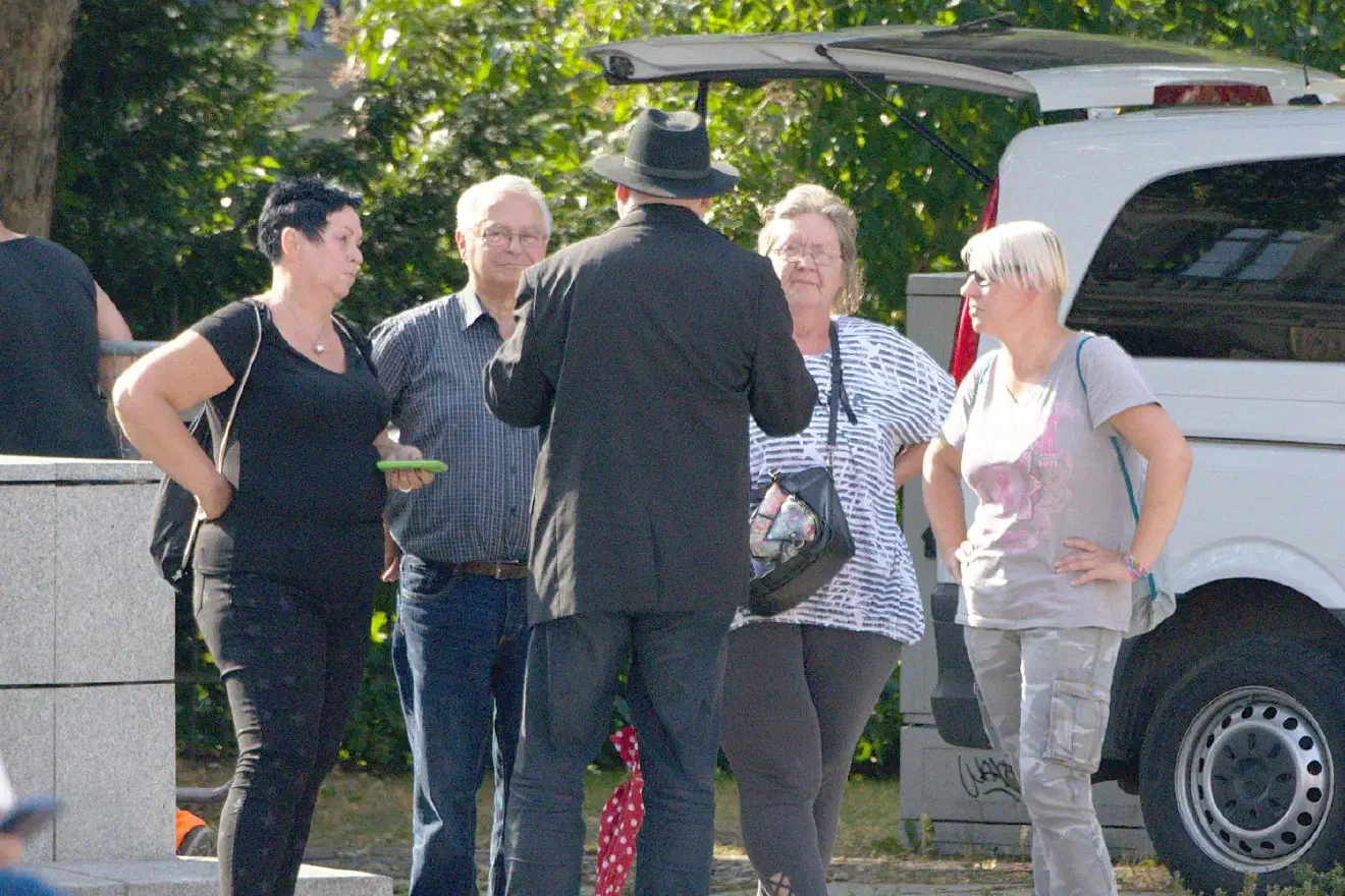 Die ADPM konnte dabei rund 40 Sympathisanten mobilisieren. Der Gegenprotest bestand aus eineigen hundert Menschen, die sich um den weit abgesperrten Bereich versammelten.