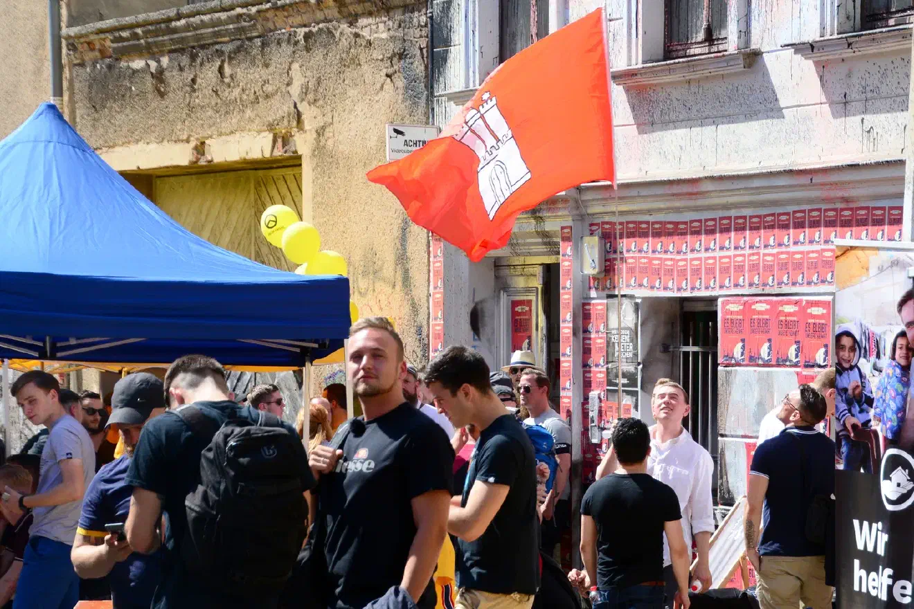 Anders als angekündigt starteten sie nicht mit ihrer Demonstration ab 12:00 Uhr vom Hauptbahnhof, sondern sammelten sich vor dem identitären Hausprojekt »Haus Flamberg« in der Adam-Kuckhoff-Straße.