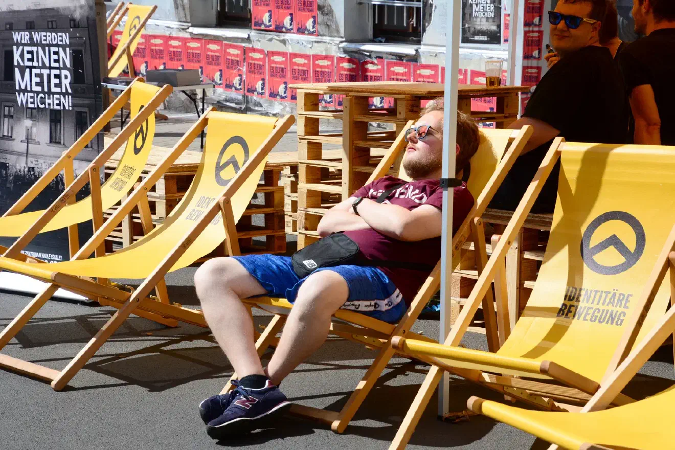 Der geänderte Startpunkt der Demonstration zum Hausprojekt hatte allerdings Konsequenzen. Der Slogan »Wir werden keinen Meter weichen« wurde aufgrund der anhaltenden Gegenproteste Realität.