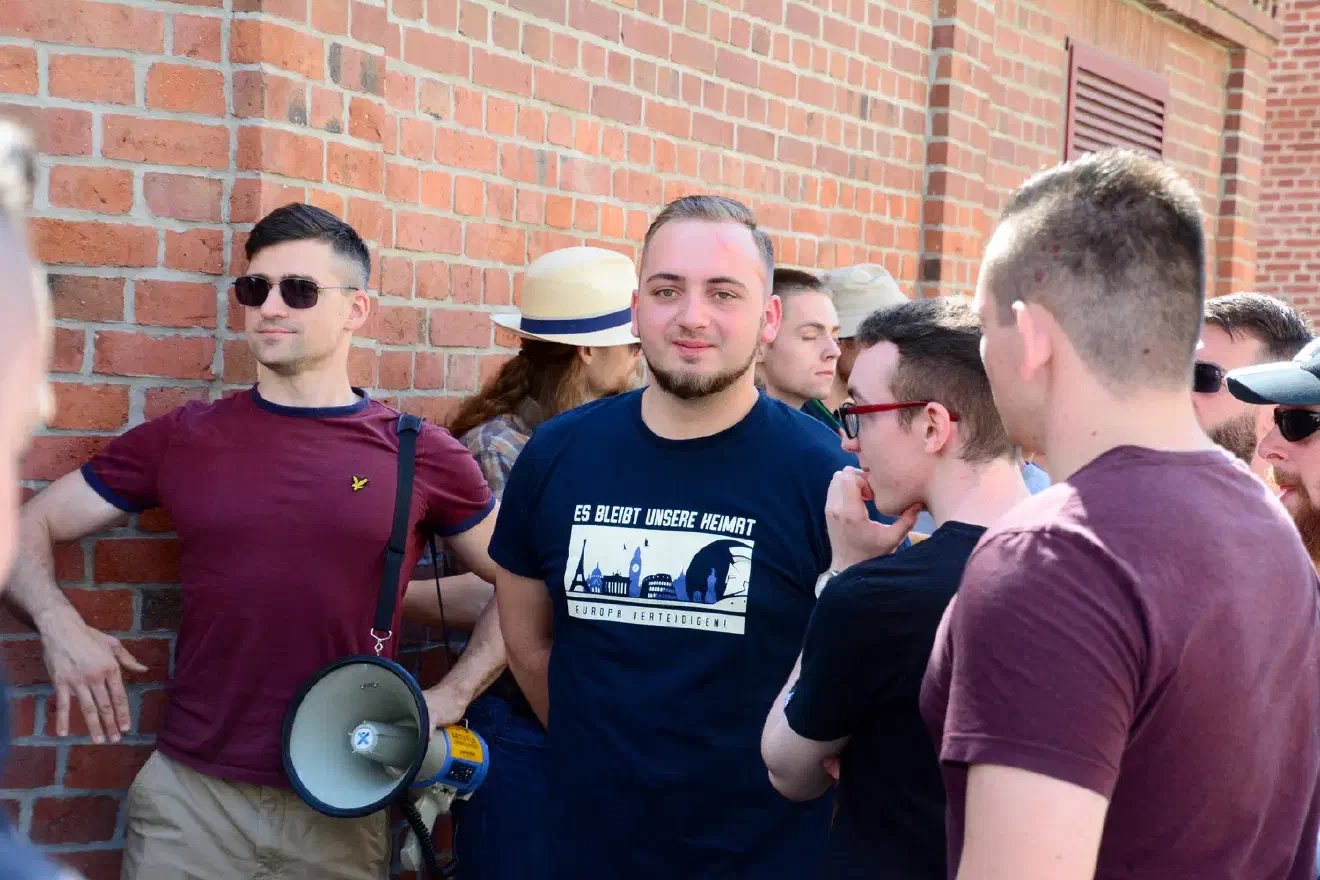Schon zu Beginn fuhr Martin Sellner mit einiger Gefolgschaft in einem Großraum-Taxi zum Hauptbahnhof. Diese Aufbruchstimmung wandelte sich schnell in Frust um, da es aufgrund diverser Blockaden nicht möglich war zum Veranstaltungsort zurückzukehren.