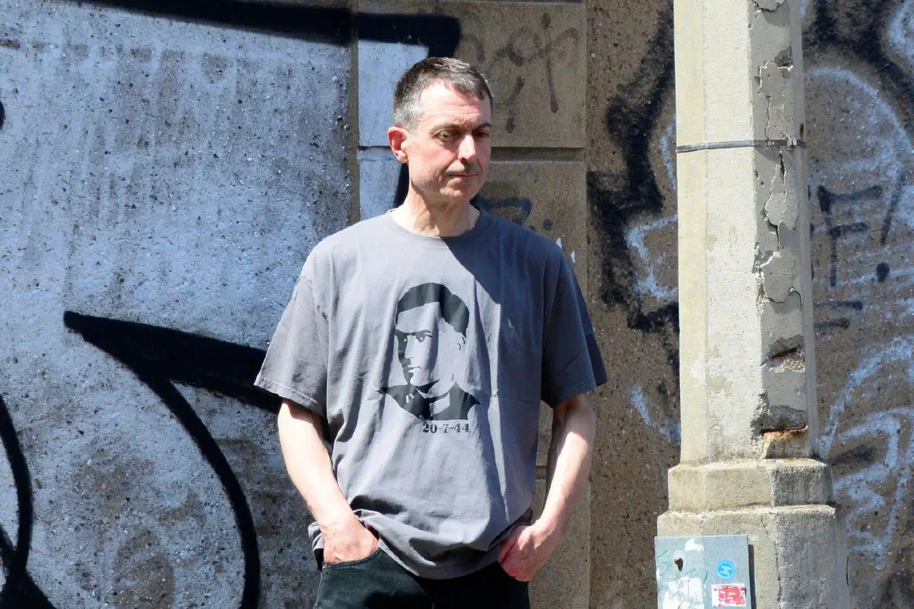 Dass der Rechtsanwalt Gerhard Vierfuß (links im Bild) ein T-Shirt mit dem Hitler-Attentäter Claus Schenk Graf von Stauffenberg trägt, ist nicht ganz unironisch. So verteidigte er den ehemaligen Vorsitzenden der niedersächsischen Jungen Alternative (JA) Lars Steinke vor Gericht, nachdem er Stauffenberg als »Verräter« und »Feigling« bezeichnet hatte.