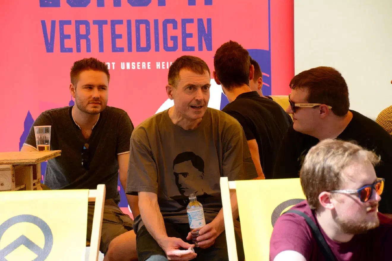Der Oldenburger Gerhard Vierfuß vertrat die Identitäre Bewegung auch im Fall gegen den Verfassungsschutz. Aktiv ist er außerdem in der AfD Oldenburg, wo er zuvor auch einen Sprecherposten inne hatte.