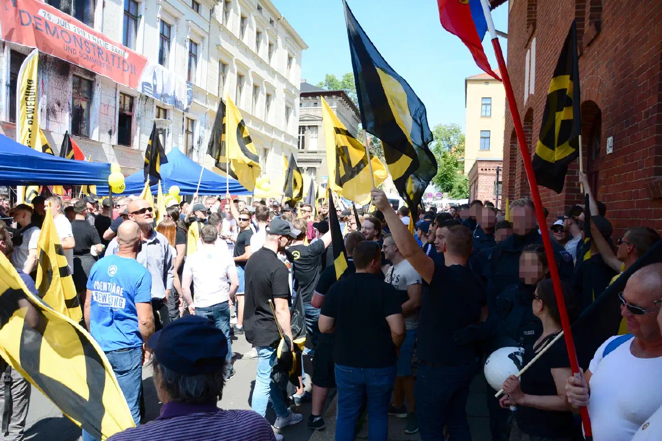 Mehrfach wurde dazu aufgerufen fahneschwenkend auf die Straße vor dem Haus zu gehen.