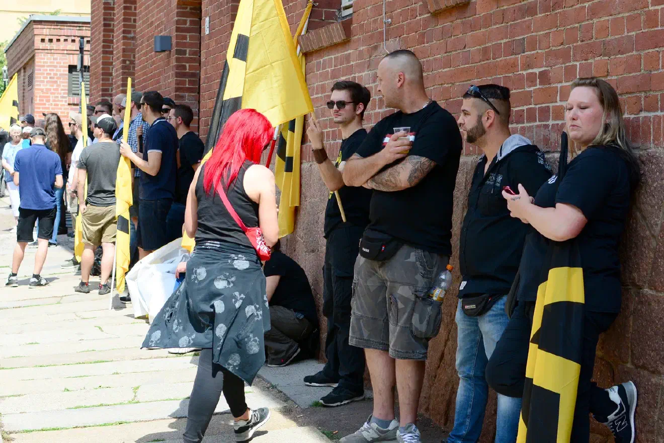 ... die wartenden Demonstrationsteilnehmer*innen versucht haben schattige Orte zu finden.