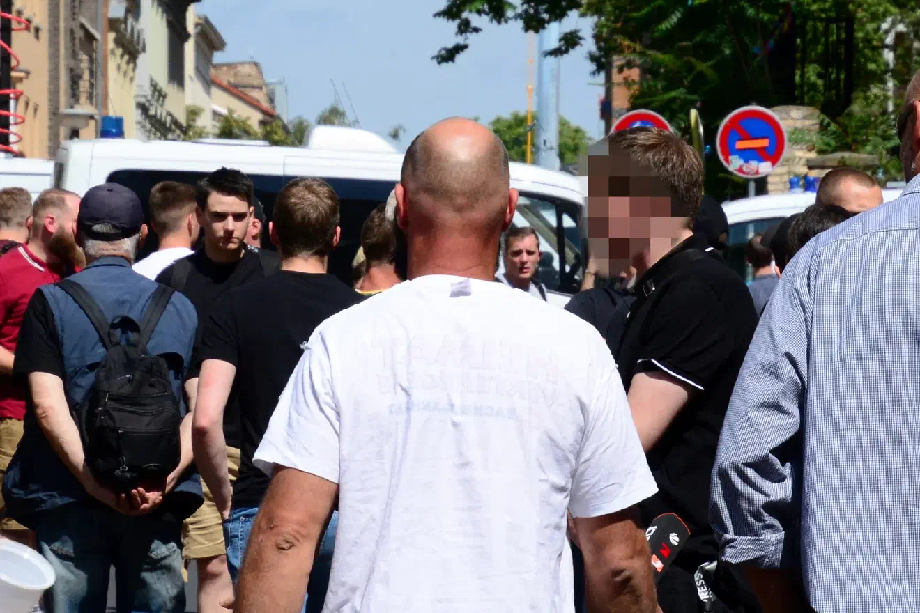 ... so musste dieser Teilnehmer sein NPD-Shirt auf links drehen.
