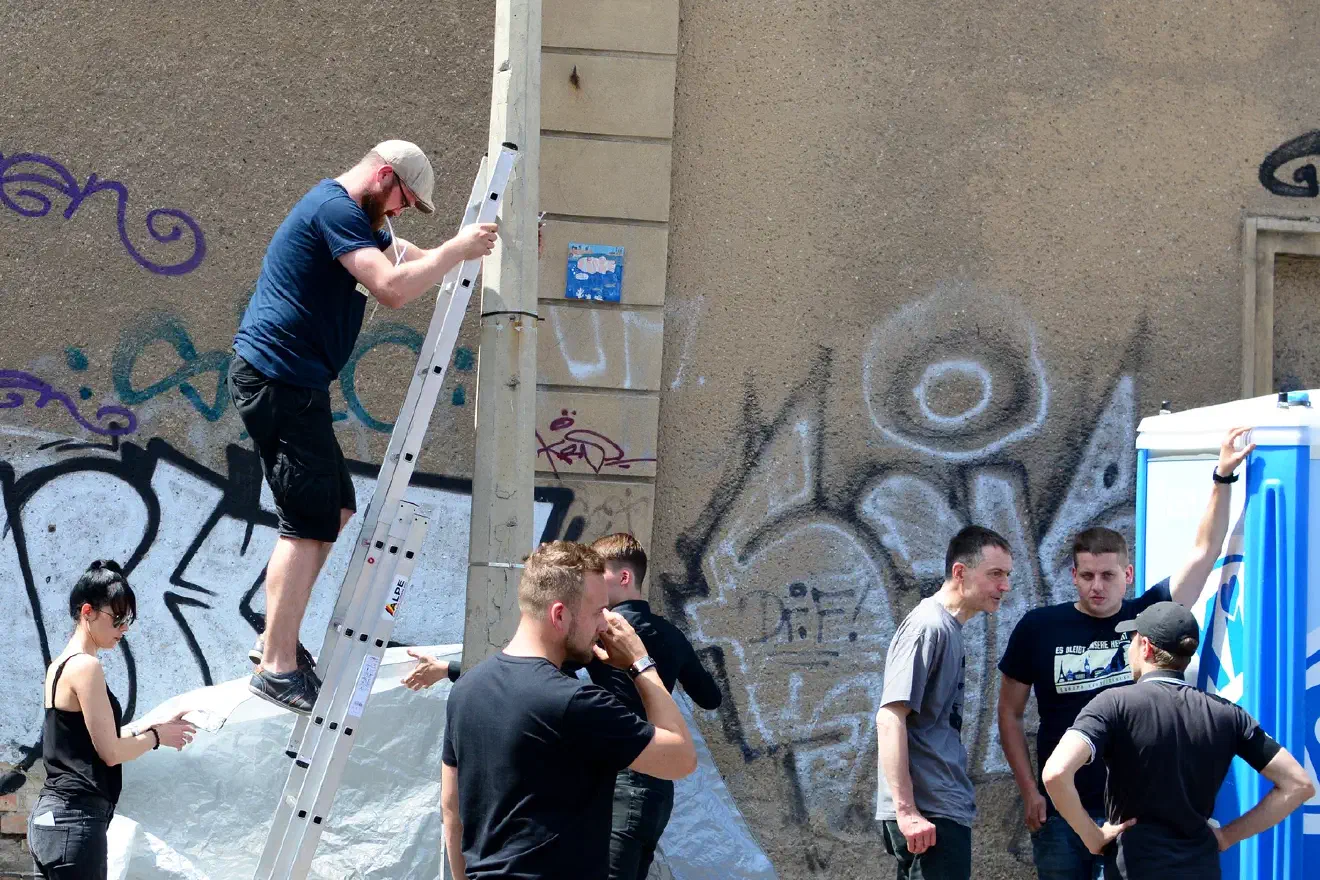 Die Organisator*innen hatten die Lage nur scheinbar im Griff. Dass der Aufzug nicht stattfinden wird, wollten sie nur ungern eingestehen.