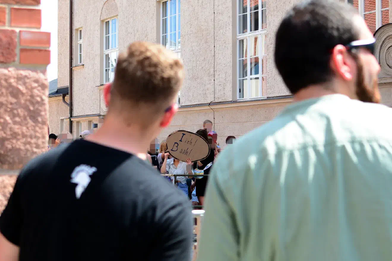 Der Gegenprotest war in der gesamten Umgebung aktiv und blockierte alle Ausgänge aus der Straße.