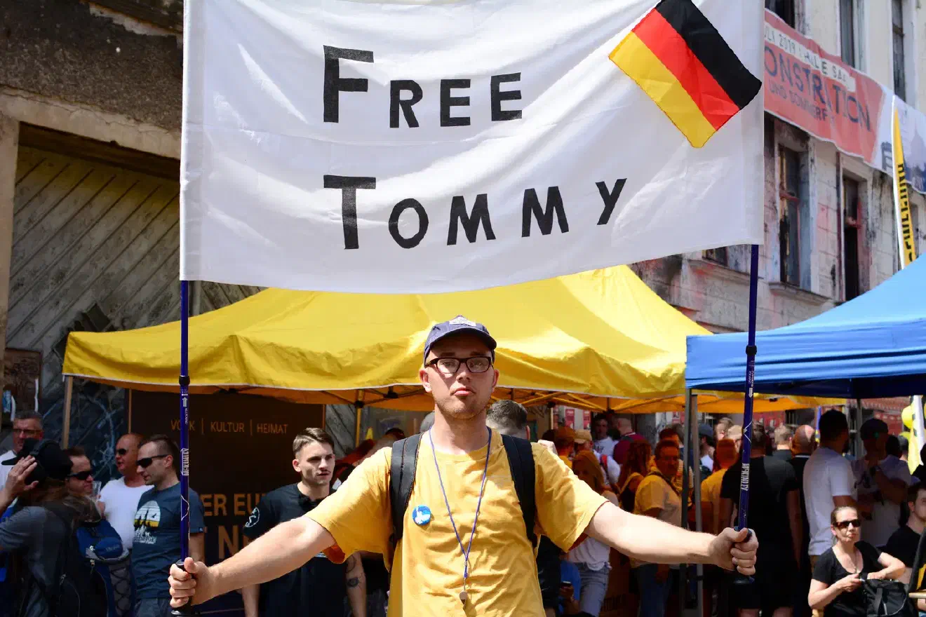Tommy Robinson, mit bürgerlichem Namen Stephen Yaxley-Lennon, ist Gründer der English Defence League (EDL). Er wurde zu 9 Monaten Haft wegen »Missachtung des Gerichts« verurteilt.
