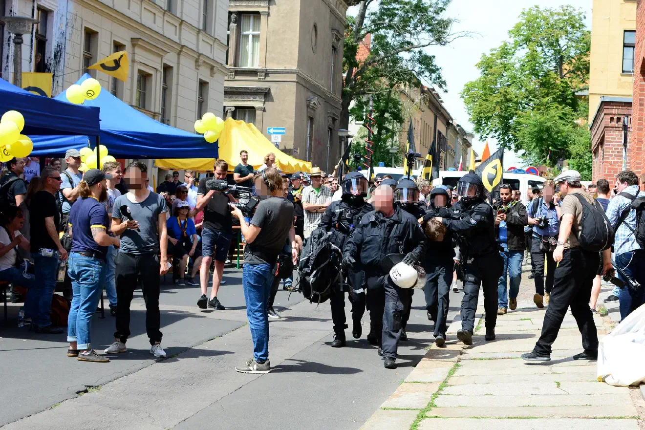 Festgenommene wurden von der Polizei unter klatschen duch die Menge der wartenden Identitären geführt.