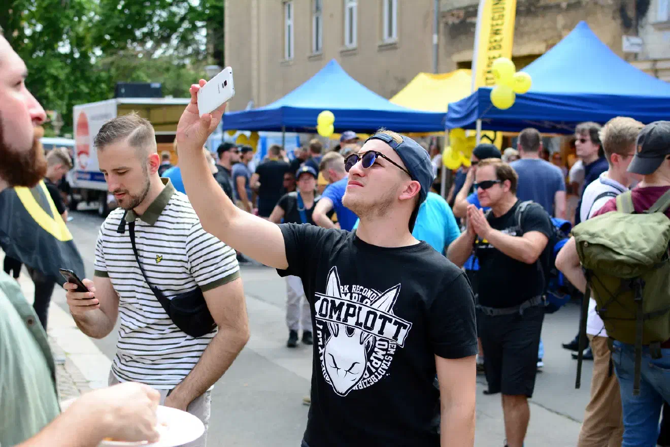 Musikalisch war es eher eintönig. Einige Lieder des identitären Rappers Komplott wurden rauf und runter gespielt.