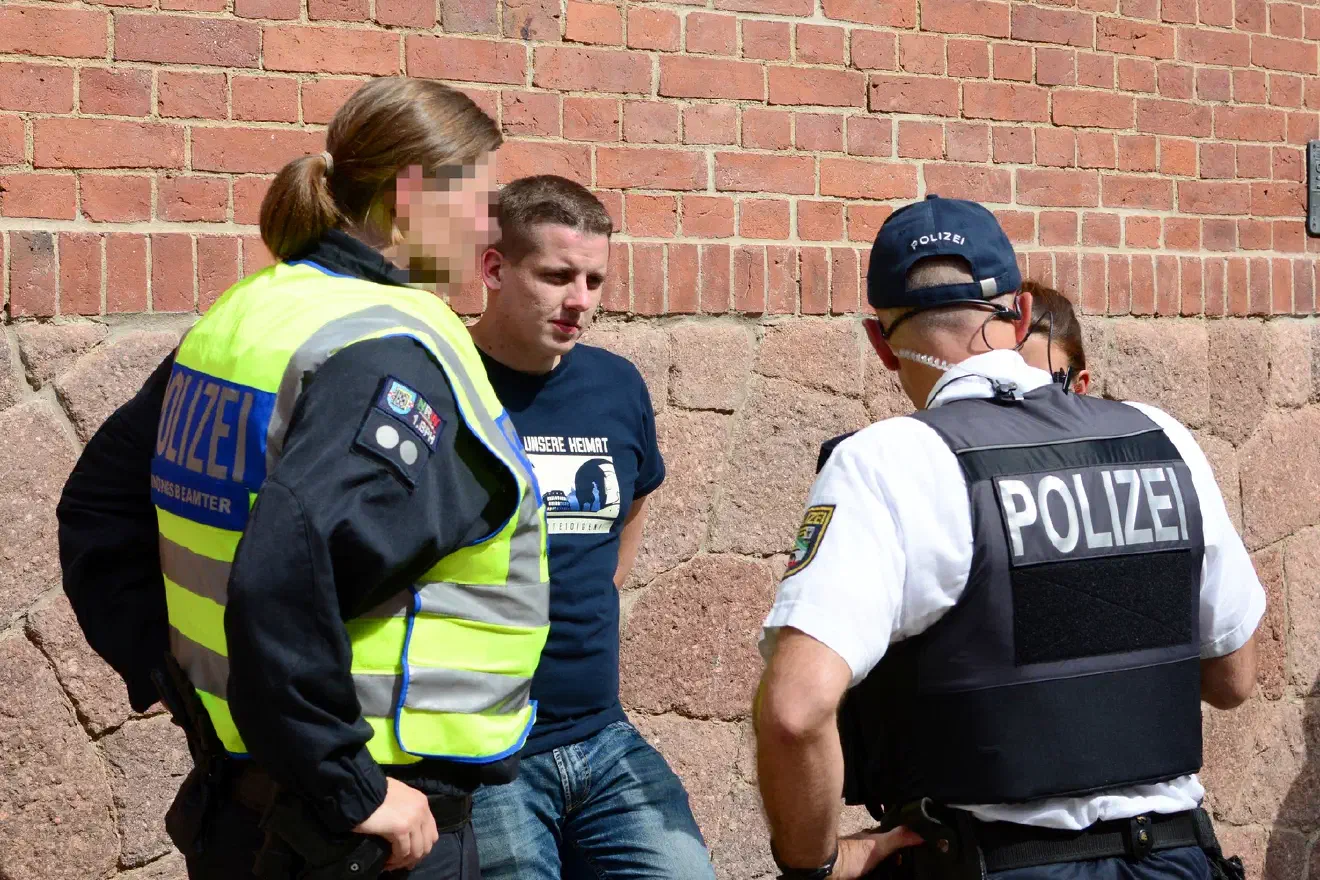 Daniel Fiß musste den wartenden Veranstaltungsteilnehmer*innen letztendlich mitteilen, dass es keine Demonstration geben wird.