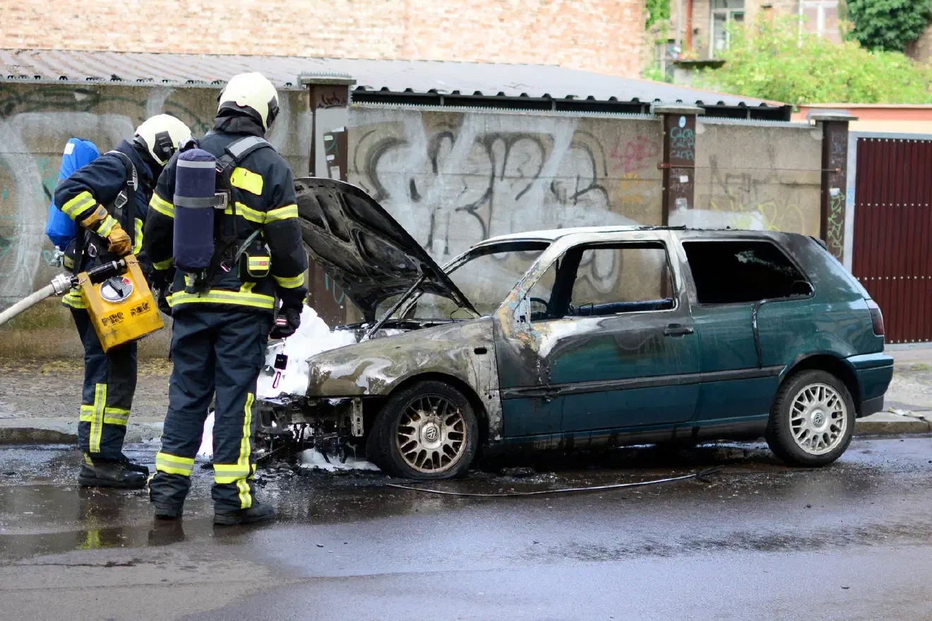 Am Rande der nicht laufenden Demonstration wurde ein Auto angezündet, das einem jungen Identitären aus Berlin gehört haben soll. Bereits im Vorfeld gab es Aktionen gegen Eigentum von Aktivist*innen der Identitären Bewegung.