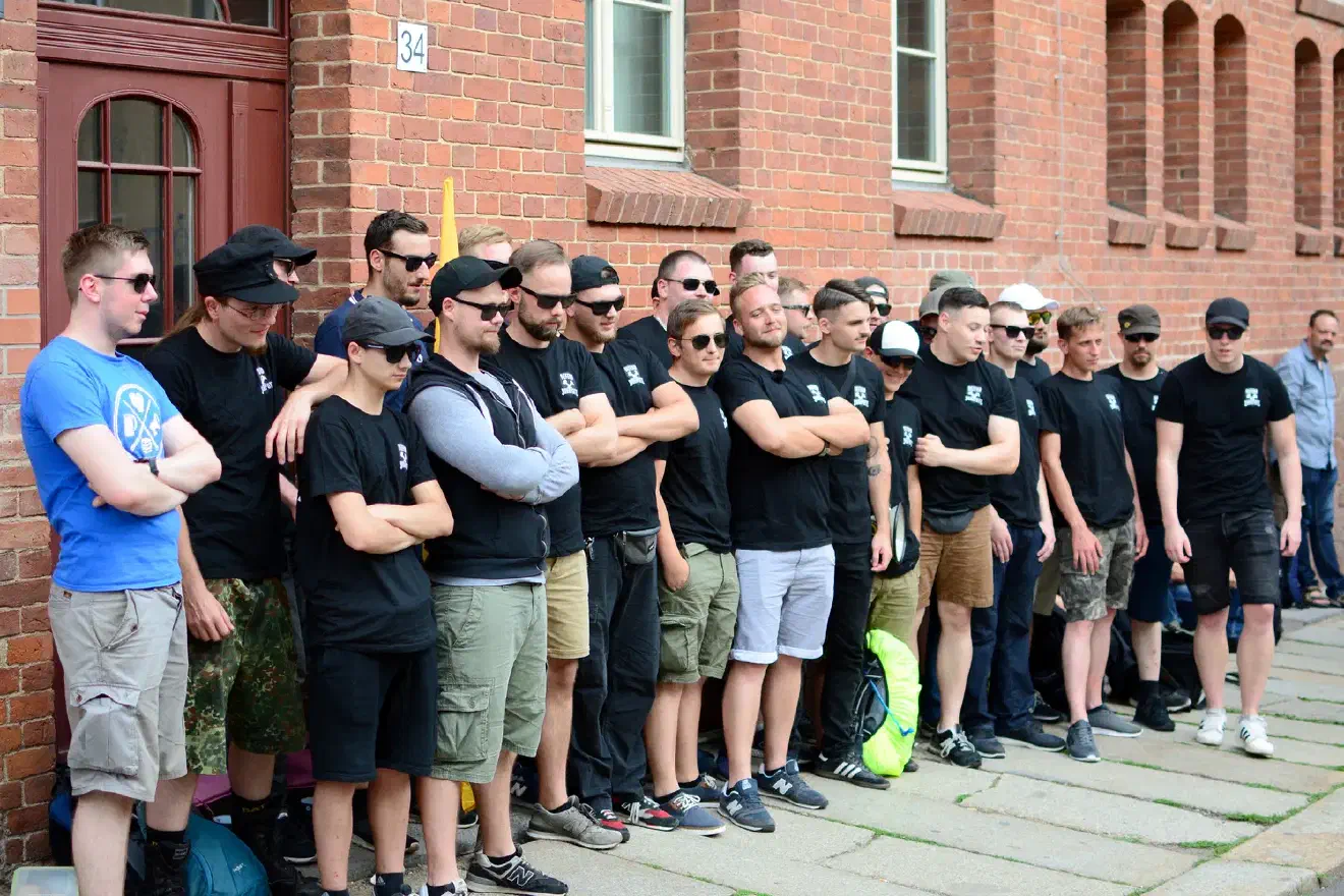 Auf diesem Gruppenfoto sind die Aktivist*innen aus dem Ruhrgebiet zu sehen.