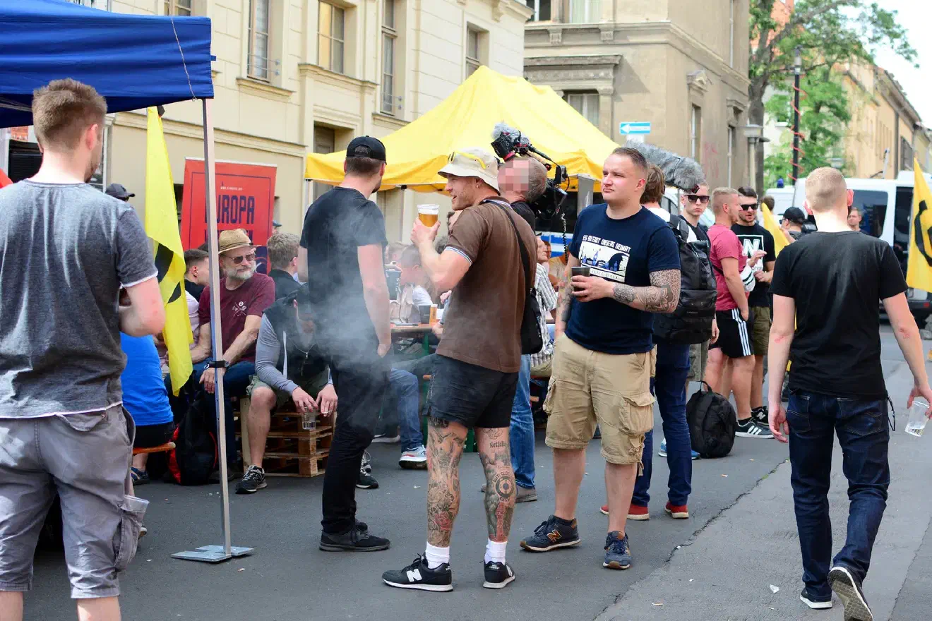 Mit fortschreitender Stunde stieg auch der Alkoholkonsum.