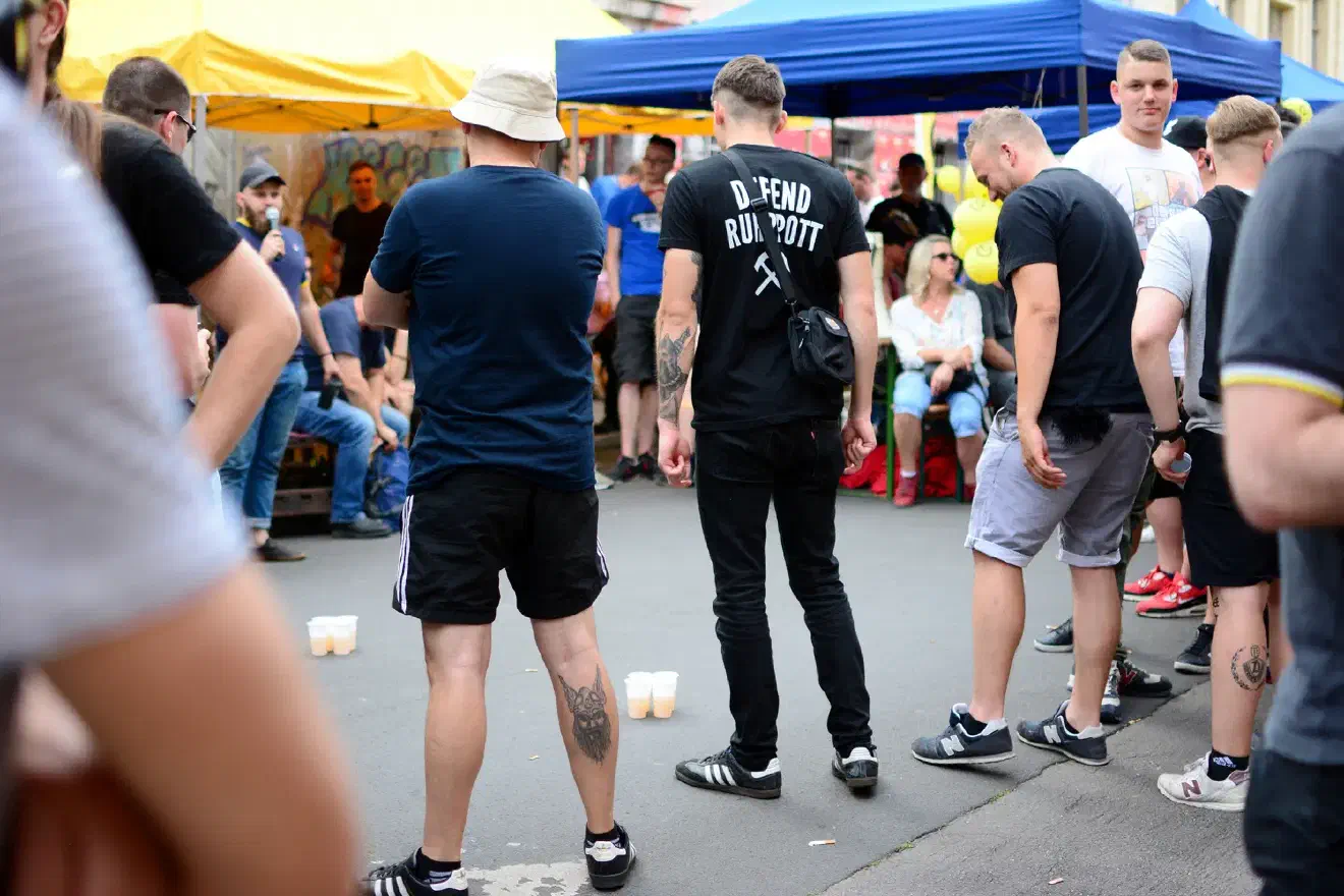 Nach den Trinkspielen folgten die Eskapaden. Erst wurden linke Arbeiterlieder gesungen, später gab es in Anwesenheit der Presse einen oberkörperfreien Moshpit vor dem Hausprojekt.