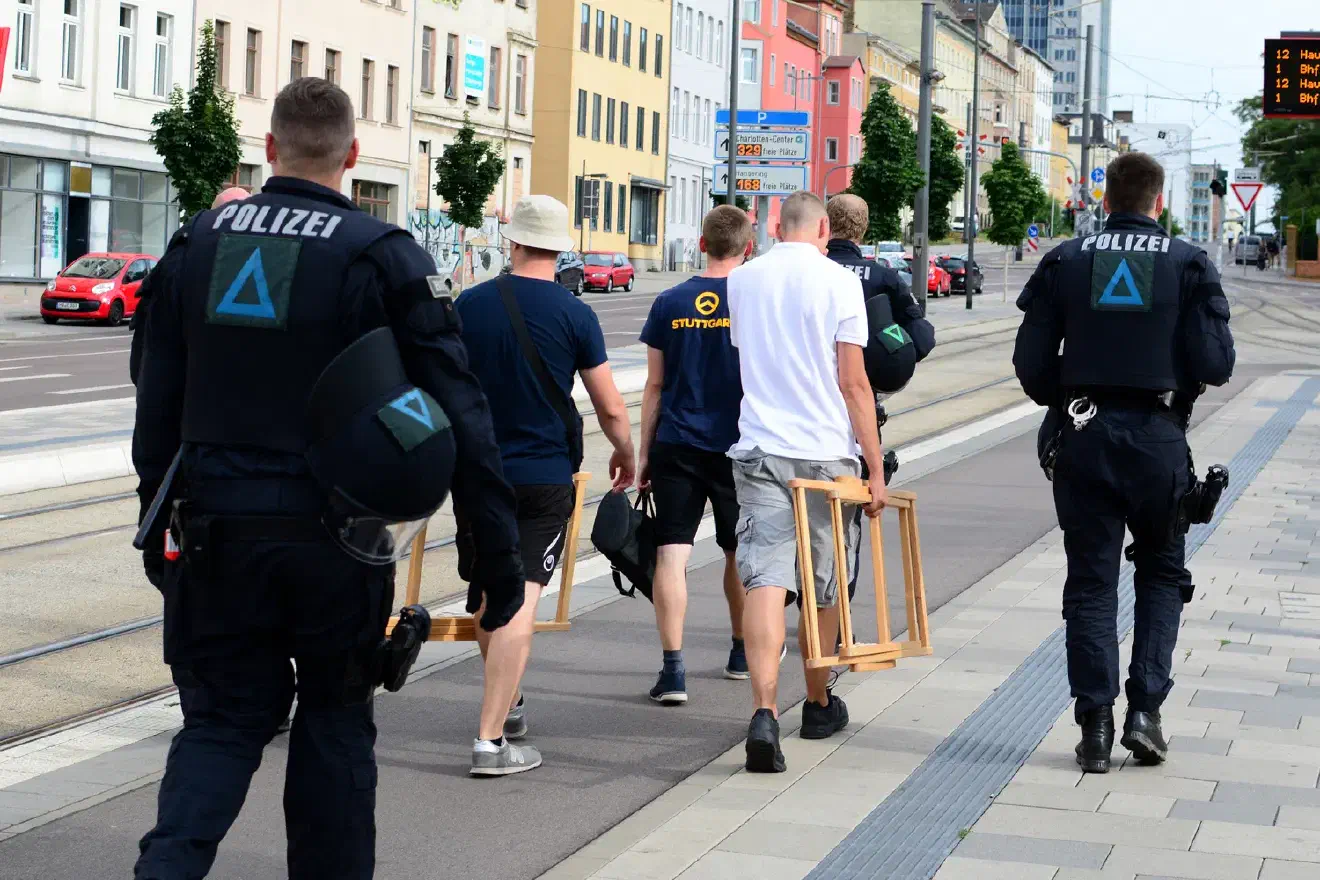 Die Abreise erfolgte unter Polizeischutz.