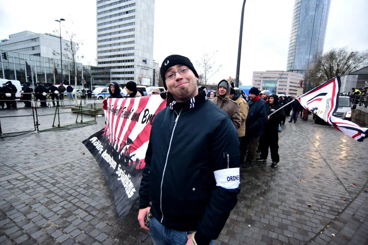 Bei dem Anmelder der Kundgebung handelt es sich um den Almstädter Neonazi Johannes Welge (hier als Ordner während einer Demonstration am 14.01.2017 in Köln)