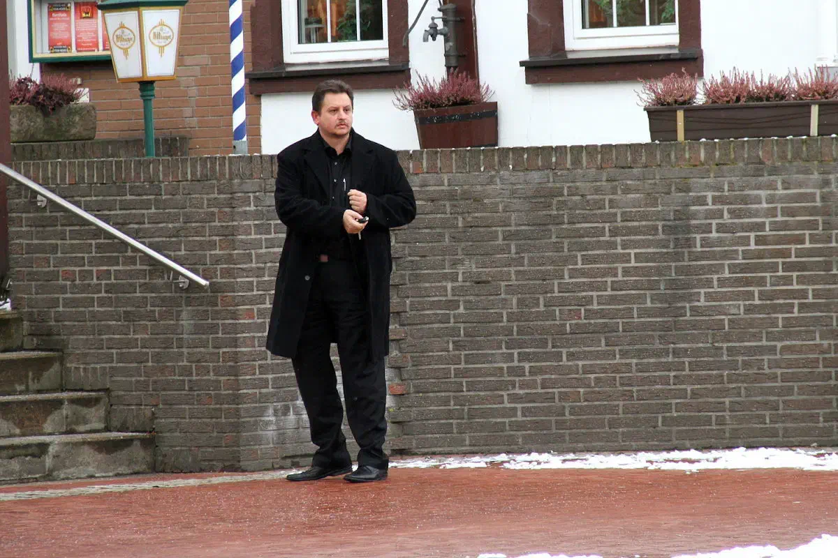 Während Stefan Klingbeil aus Munster, der vorher bei der Kameradschaftsgruppe "Snevern Jungs" aktiv war und auch  schon für die NPD kandidiert hatte, erster Kreisvorsitzender in der Heide wurde, wählten die Anwesenden Robert Klug aus Hannover (hier während der Gründungsveranstaltung in Munster) zum ersten Landesvorsitzenden. Der "Kreisverband Heidekreis" stellte seine Arbeit jedoch kurz nach der Gründung wieder ein.