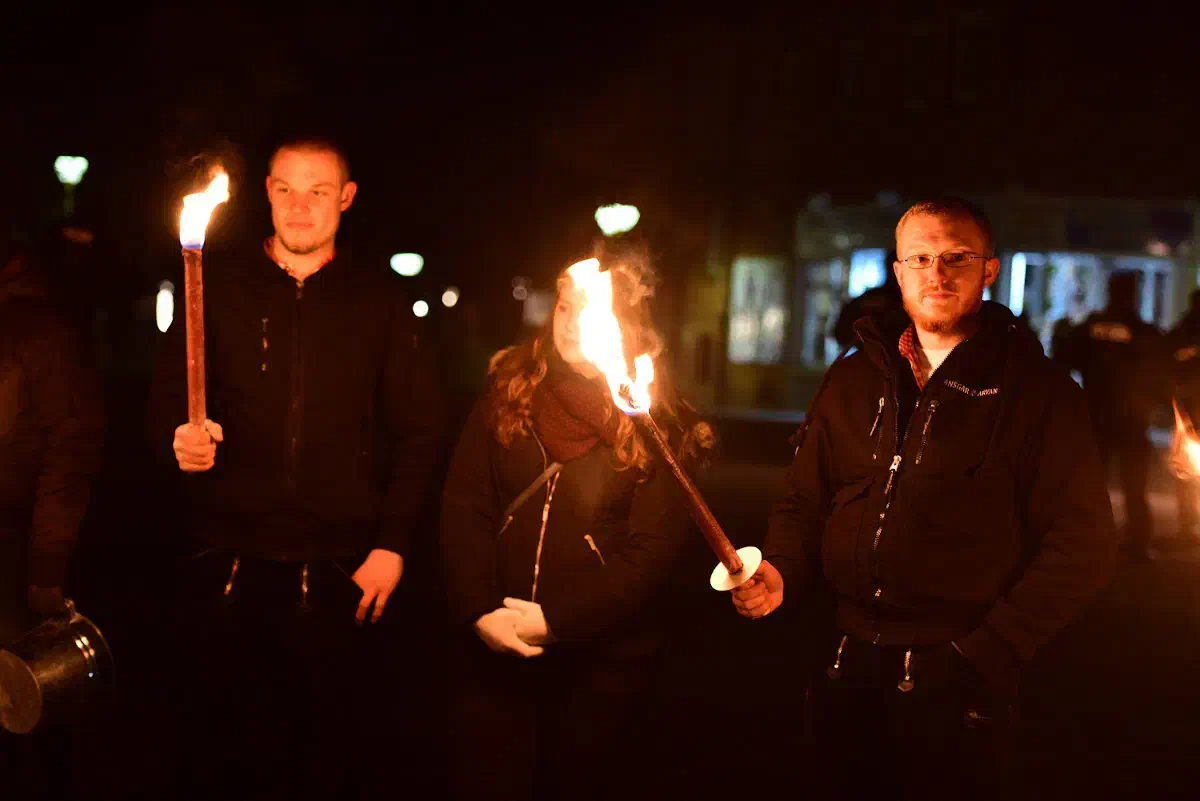 Mit seiner Isolation steht Holger Niemann in Niedersachsen nicht gänzlich alleine: Auch Jan Engelke aus Verden schafft es nur selten, so wie hier in Nienburg Mitstreiter*innen für die Aktionen des "Kreisverbandes Verden" von der Partei "Die Rechte" zu finden. 