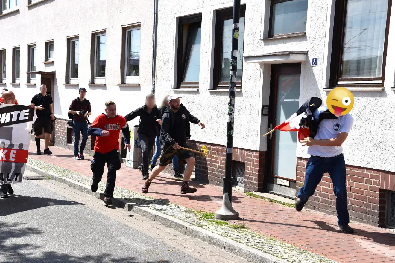Nun findet am 27.07.2019 die erneute Gründung eines Kreisverbandes der Partei "Die Rechte" unter dem Namen "KV Hildesheim-Braunschweig" statt. Die Aktivitäten des Anmelders der in diesem Zusammenhang geplanten Kundgebung, Johannes Welge (Bildmitte, auf der Suche nach seiner Fahne), waren allerdings zuletzt nicht von Erfolg gekrönt.