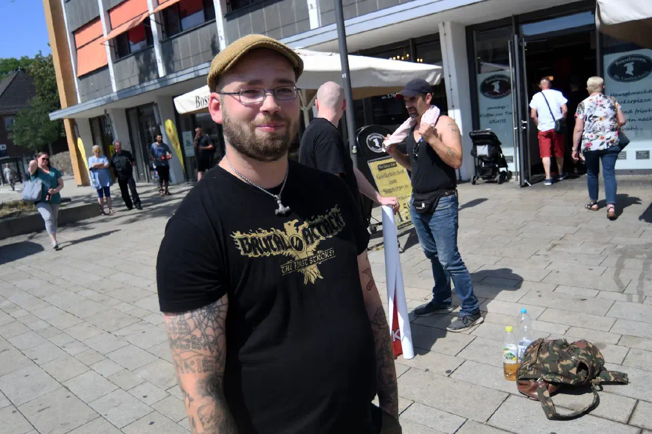 Als Anmelder der Kundgebung trat der Neonazi Johannes Welge in Erscheinung. 